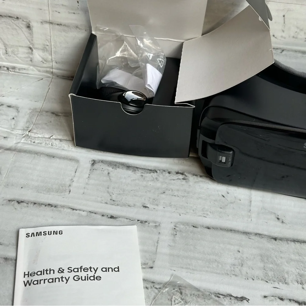 Samsung Gear VR with Controller - Black